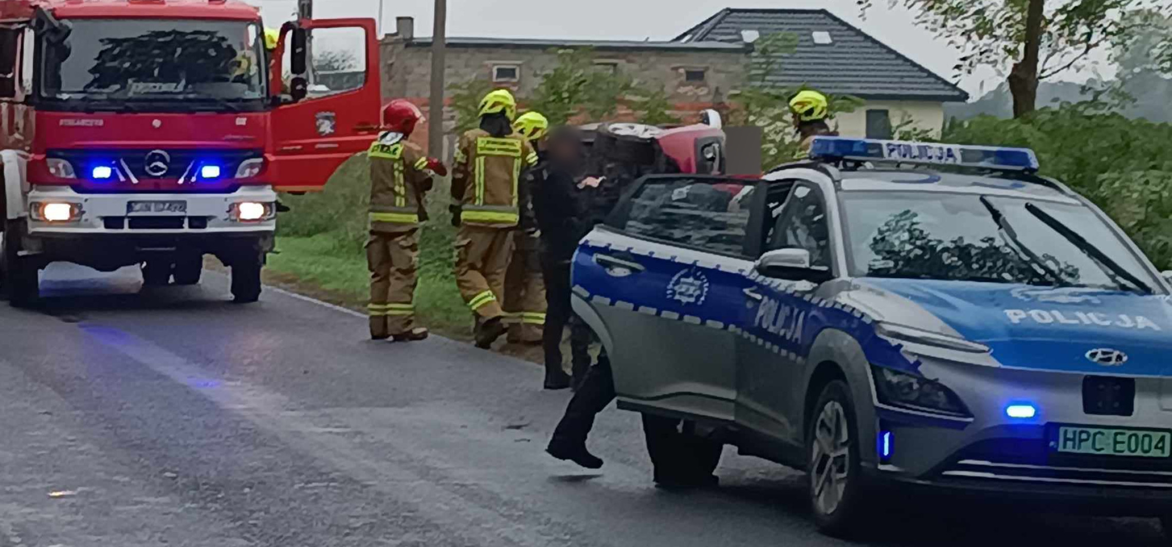 Kruszwica - Za Kruszwicą auto wypadło z drogi i przewróciło się na bok