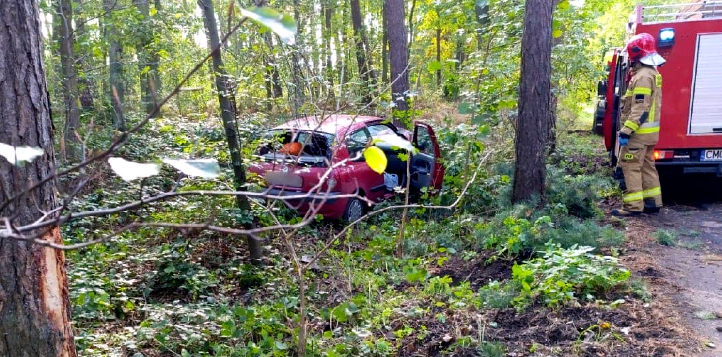 Region - Uderzył w drzewo. Nie pozwolił sobie pomóc i uciekł w las