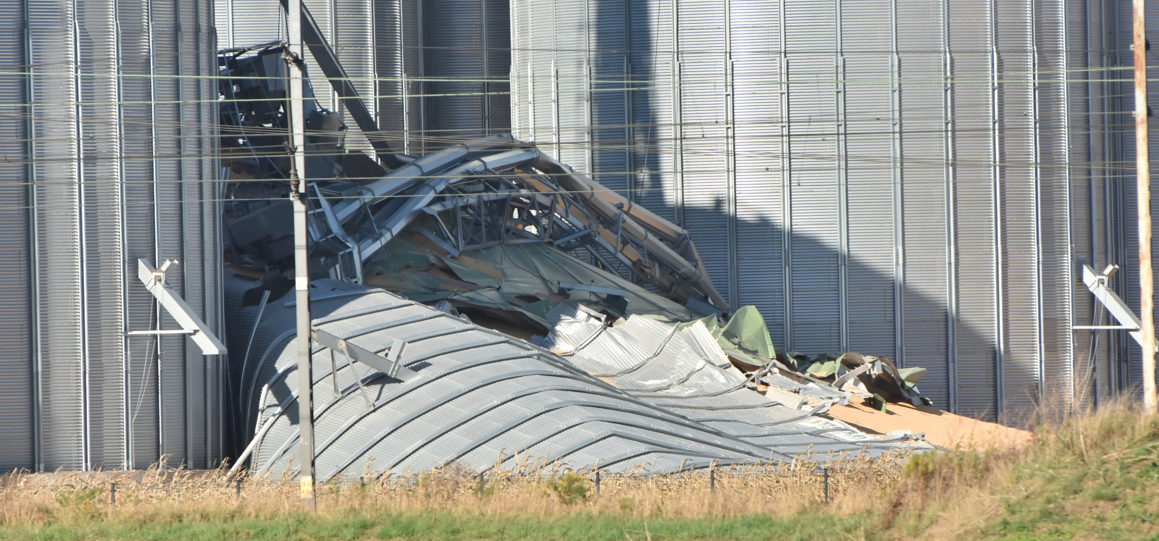 Janikowo - W Janikowie zawalił się silos z 5 tys. ton kukurydzy