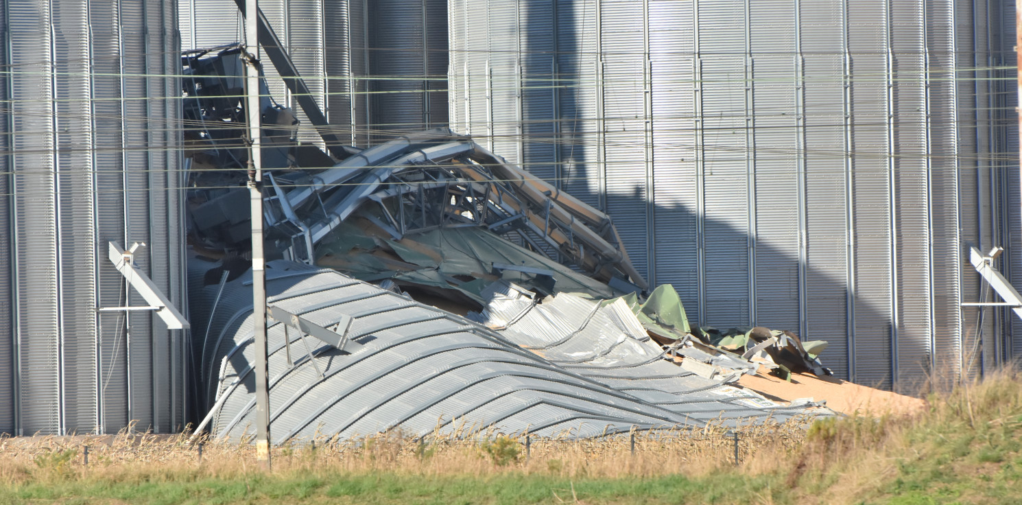 Janikowo.online - W Janikowie zawalił się silos z 5 tys. ton kukurydzy