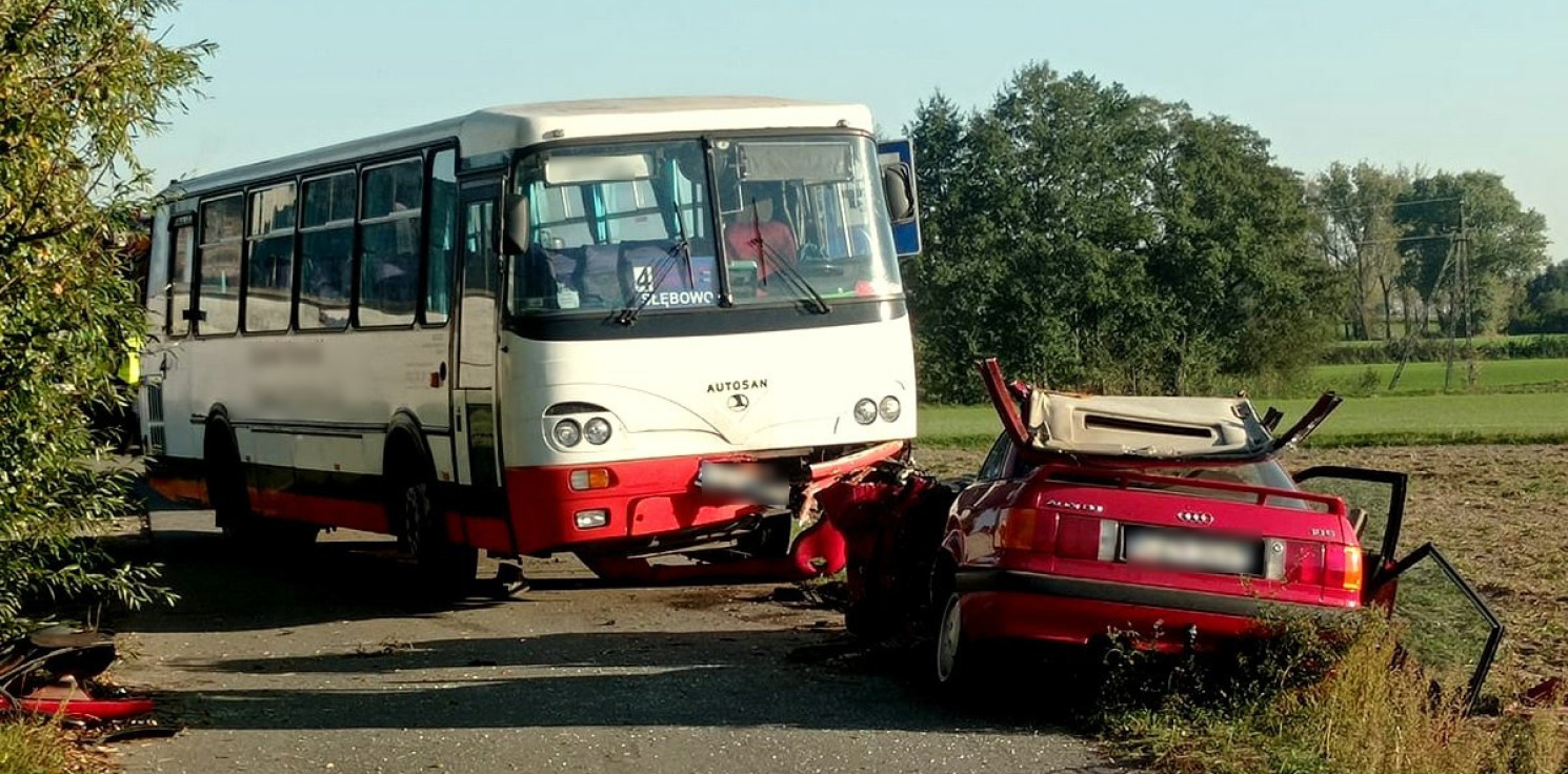Żnin - Osobówka zderzyła się z autobusem przewożącym dzieci