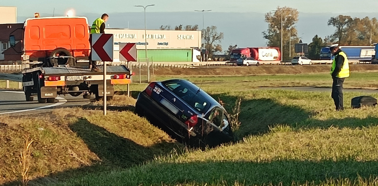 Gmina Inowrocław - Citroen wypadł z drogi na węźle Latkowo