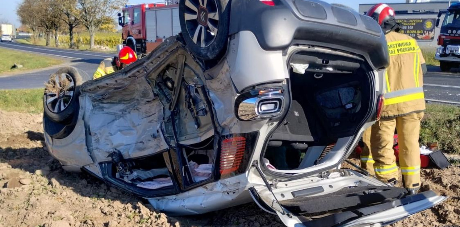 Region - To cud, że nikt nie zginął. Citroen po zderzeniu z ciężarówką dachował w polu