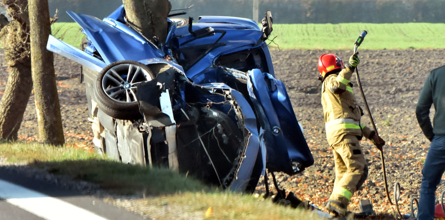 Gmina Inowrocław - Bmw roztrzaskało się na drzewie. Nie żyje kierowca