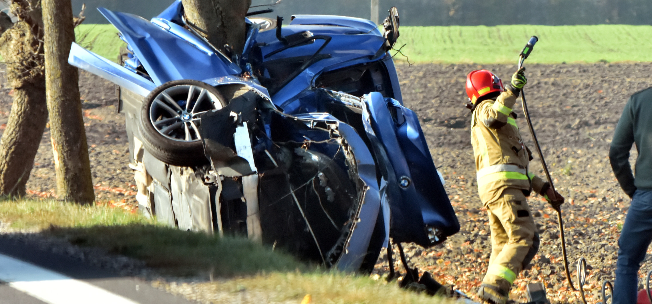 Gmina Inowrocław - Bmw roztrzaskało się na drzewie. Nie żyje kierowca