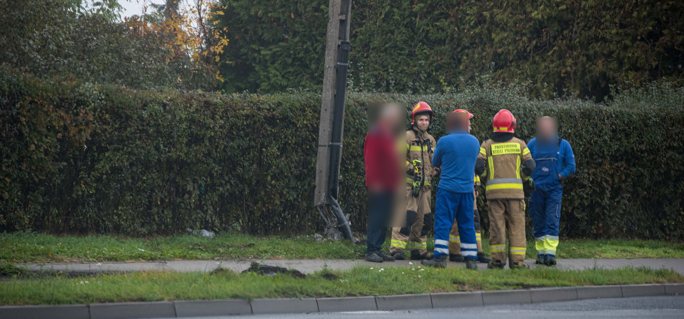 Inowrocław - W Mątwach auto uderzyło w słup energetyczny