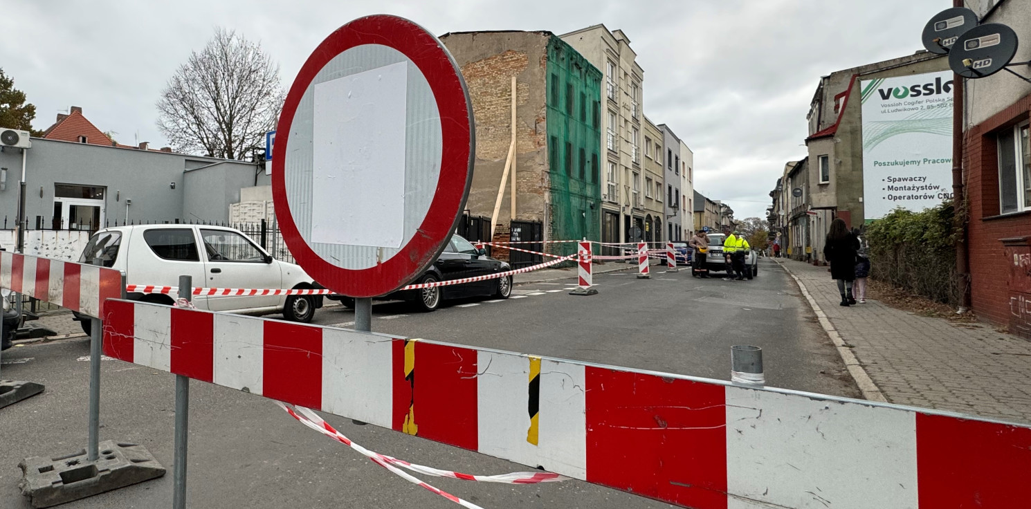 Inowrocław - Zamknięto ulicę w centrum miasta, bo budynek grozi zawaleniem
