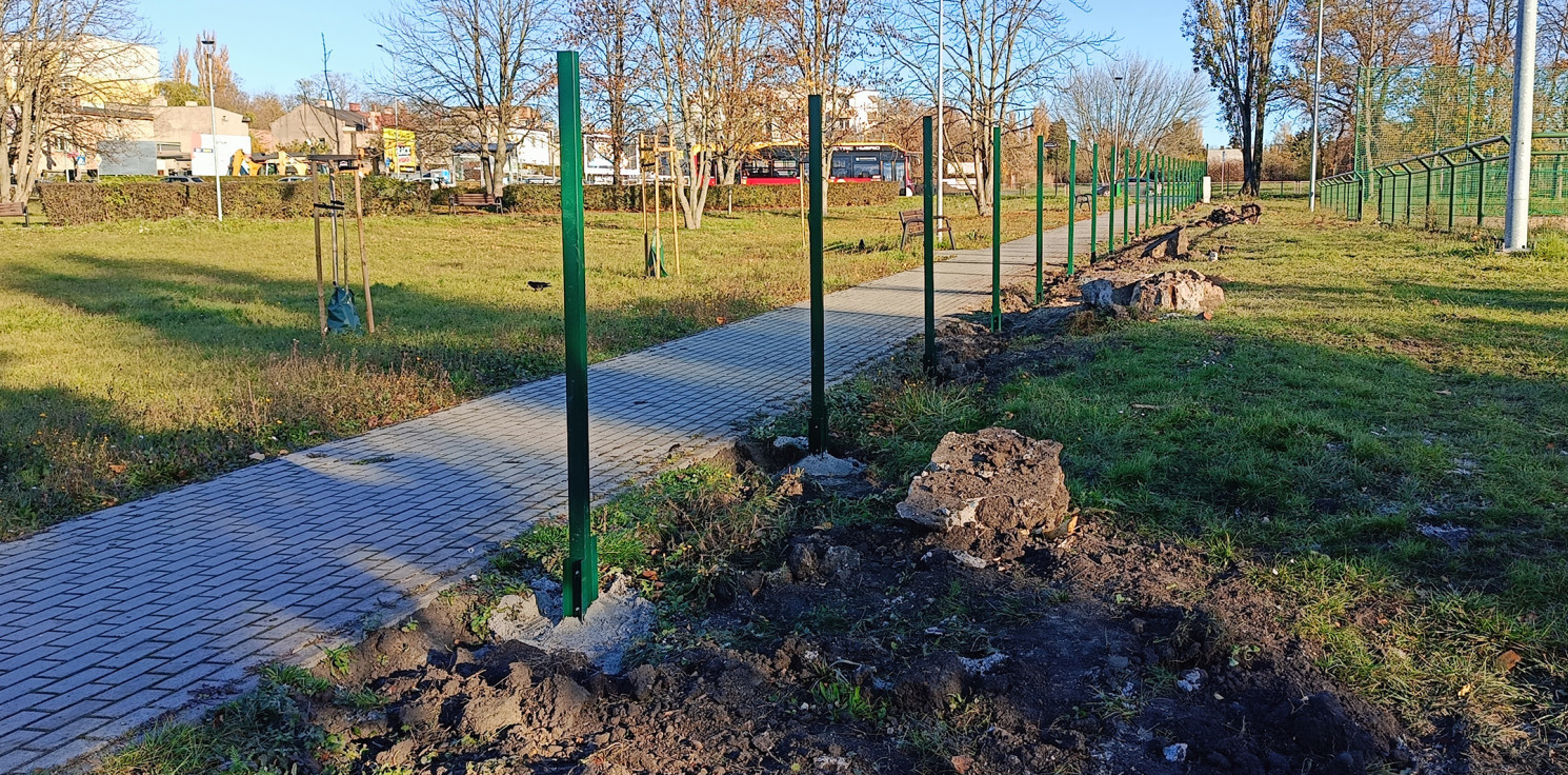 Inowrocław - Plac imprez zyskuje nowe ogrodzenie