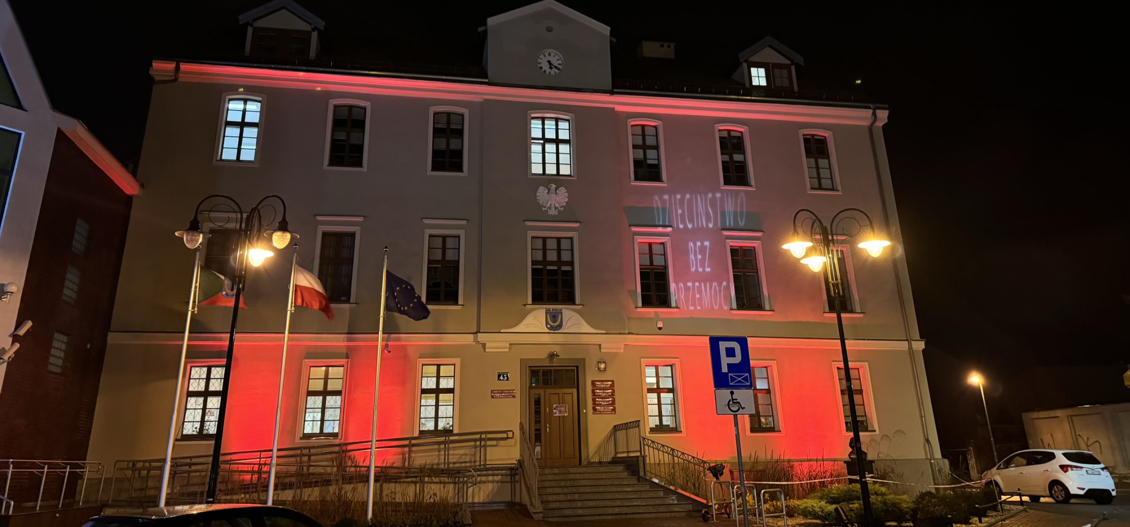 Gmina Inowrocław - Urząd Gminy zrobił się czerwony. To ważny symbol