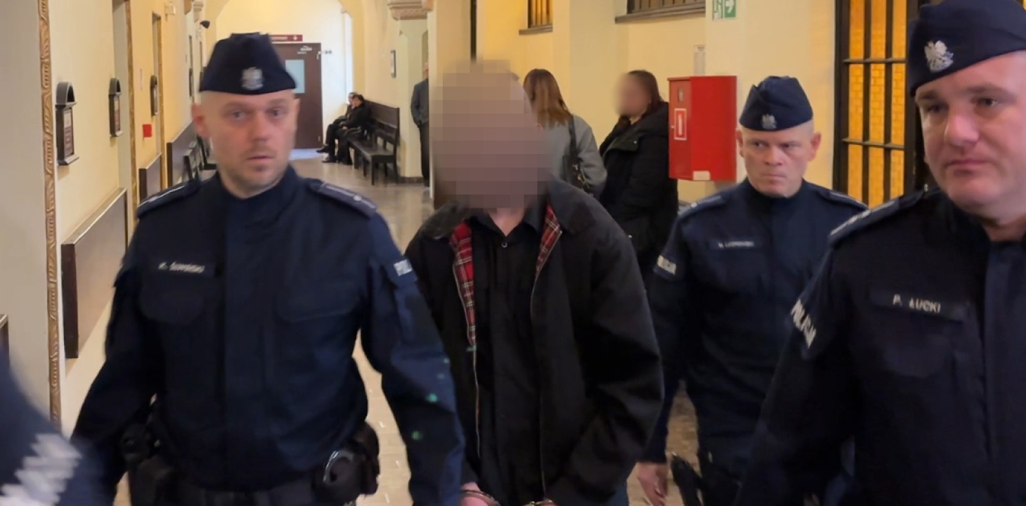 Inowrocław - Mikołaj J. doprowadzony w asyście policji. Ruszył proces w sprawie zabójstwa Nadii