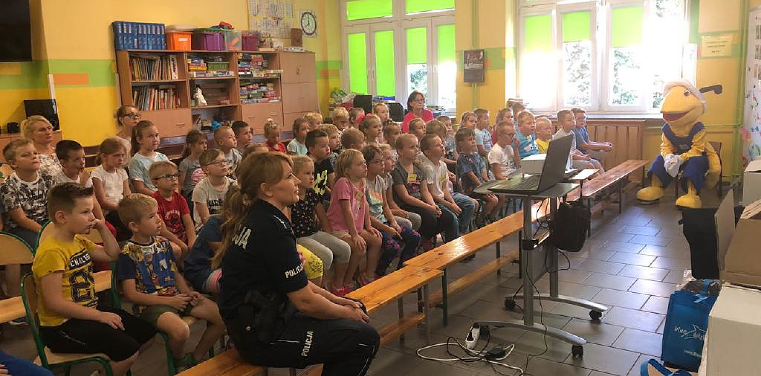 Kruszwica.online - Do szkoły z policją i... mrówką