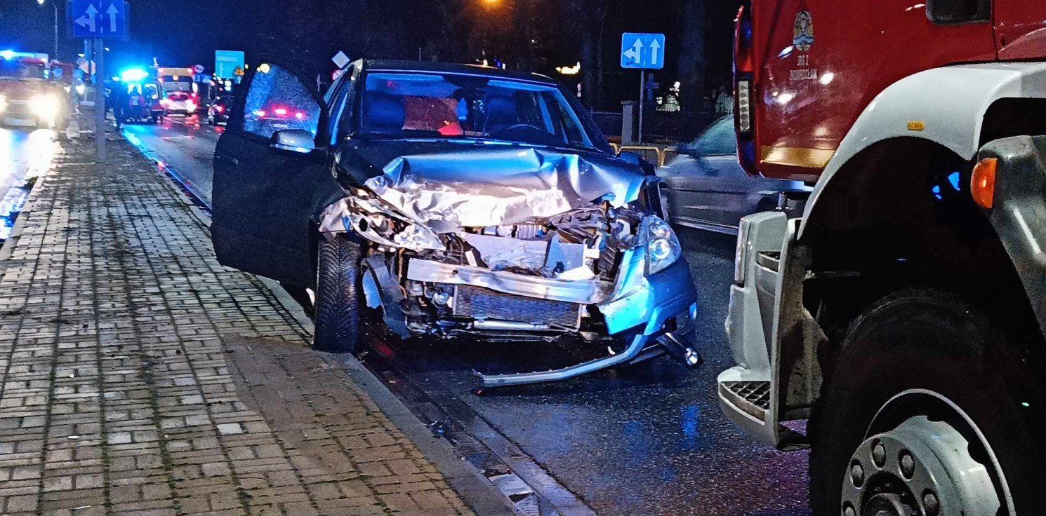 Inowrocław - Zderzenie dwóch osobówek. Utrudnienia w centrum