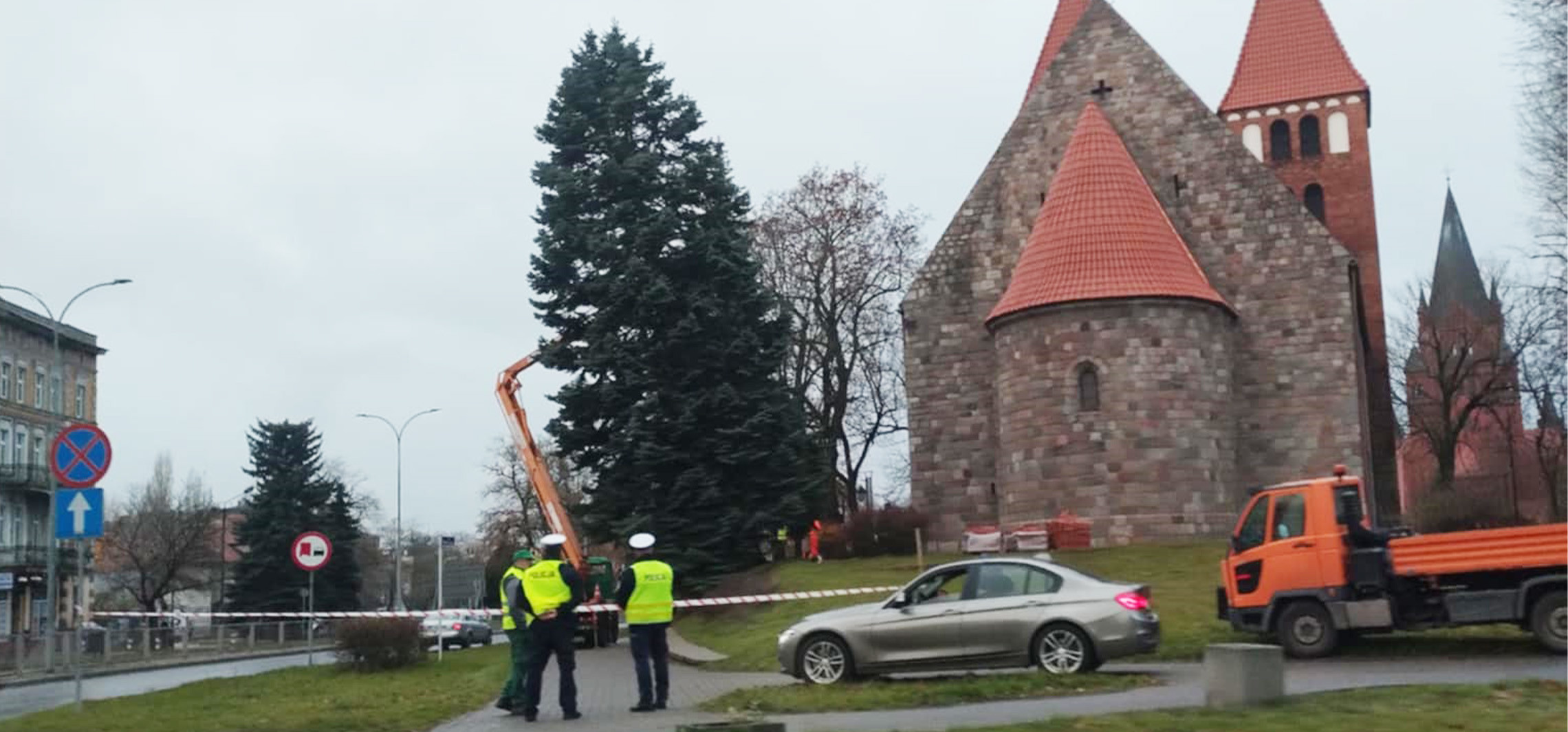 Inowrocław - Wycinają drzewo przy bazylice. Tędy nie przejdziesz