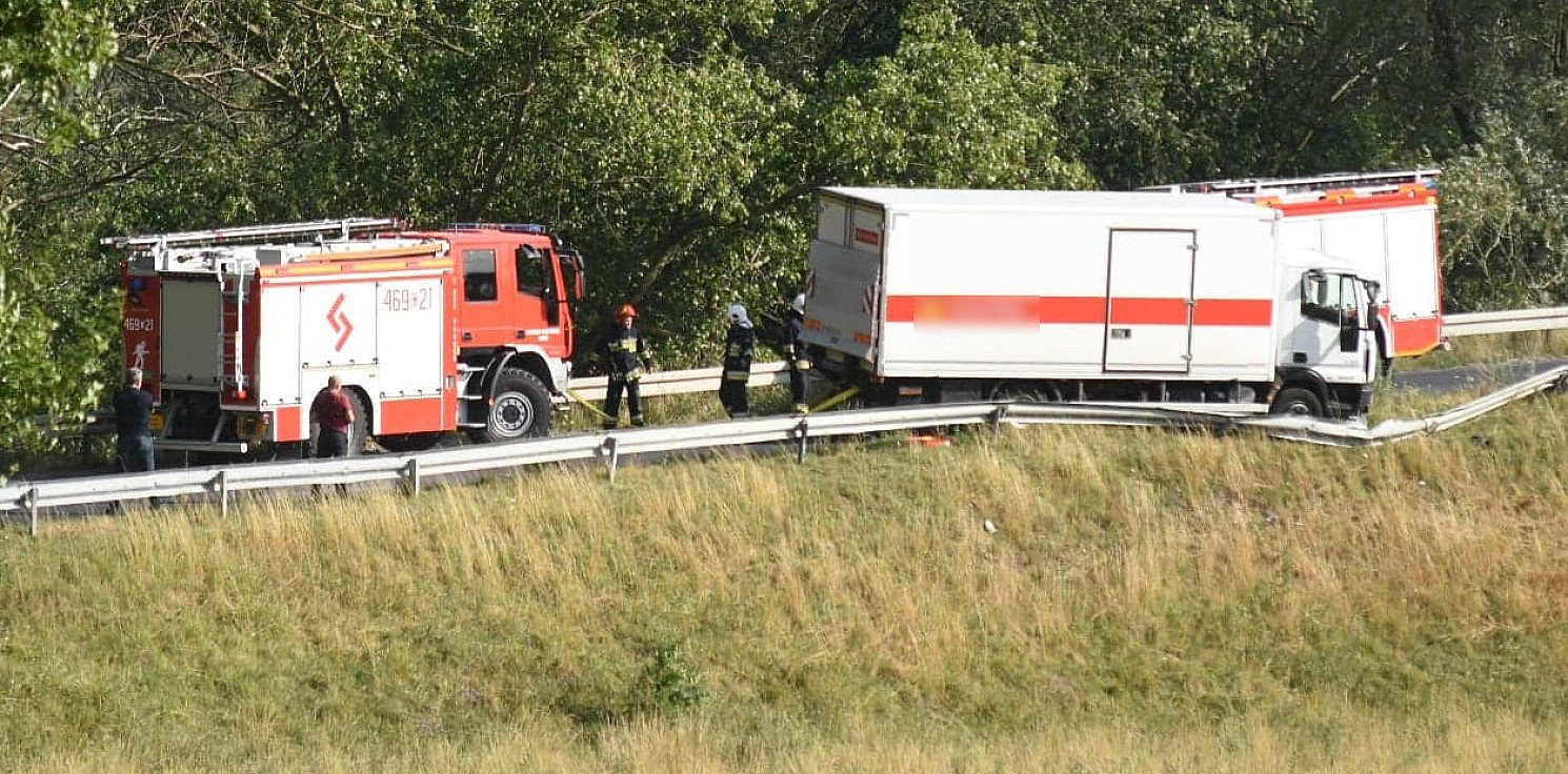 Janikowo.online - Ciężarówka o mały włos nie spadła ze skarpy