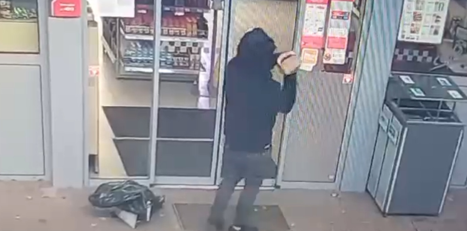 Inowrocław - Kostką brukową w drzwi. Akt wandalizmu na stacji paliw