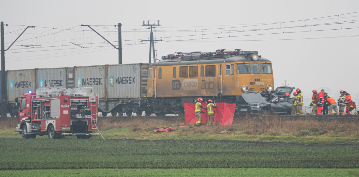 Gmina Inowrocław - W Sikorowie audi wjechało pod pociąg. Zginęły dwie osoby