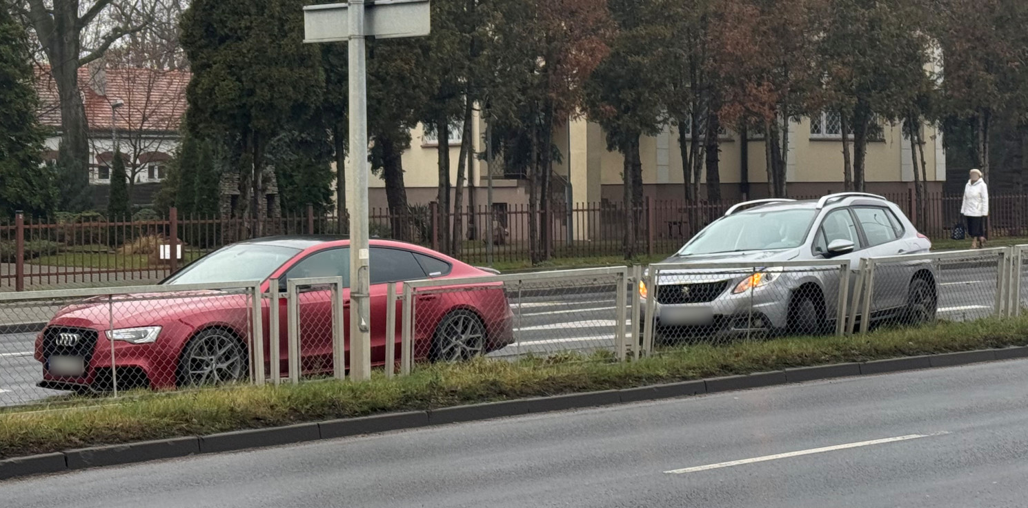 Inowrocław - Zderzenie na Kopernika. Jedno z aut uderzyło w barierki