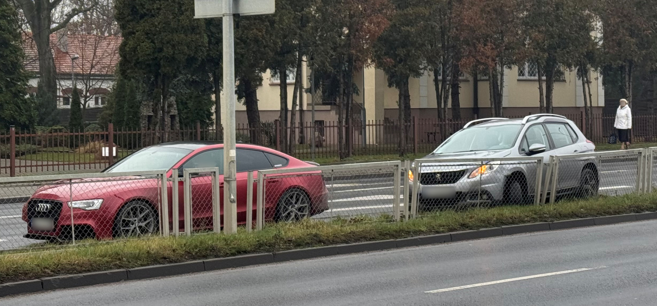 Inowrocław - Zderzenie na Kopernika. Jedno z aut uderzyło w barierki