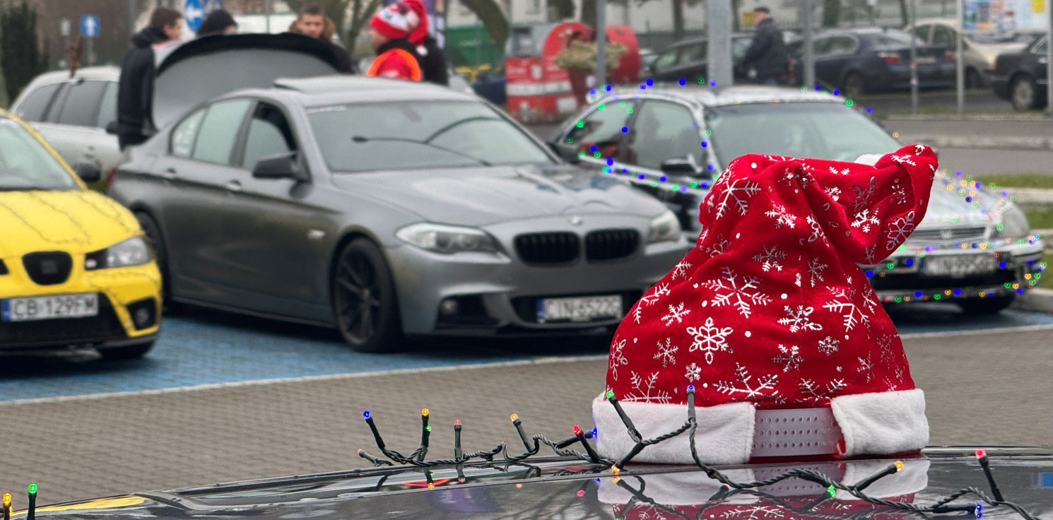 Inowrocław - Zlot na Rąbinie. Auta przystrojone jak choinki