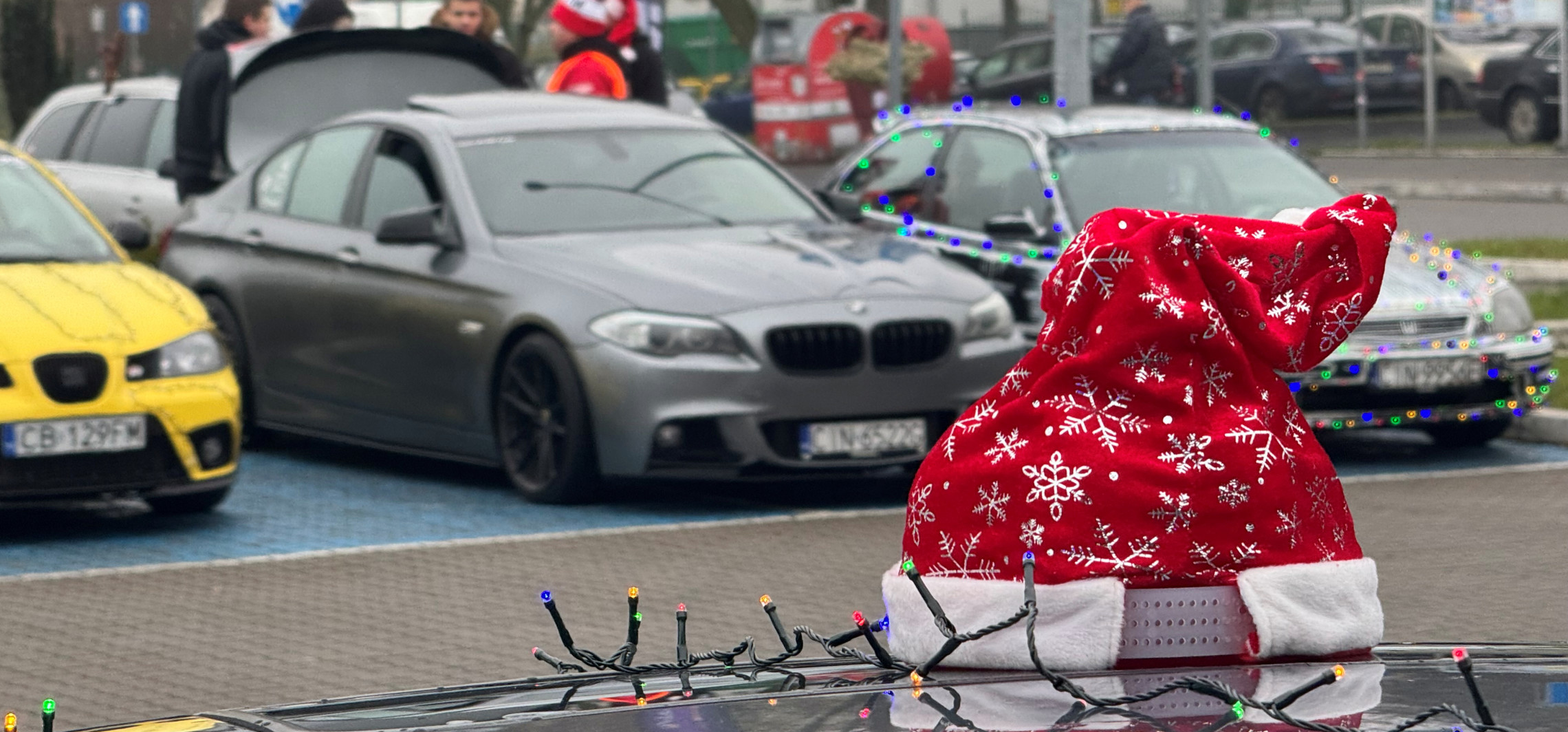 Inowrocław - Zlot na Rąbinie. Auta przystrojone jak choinki