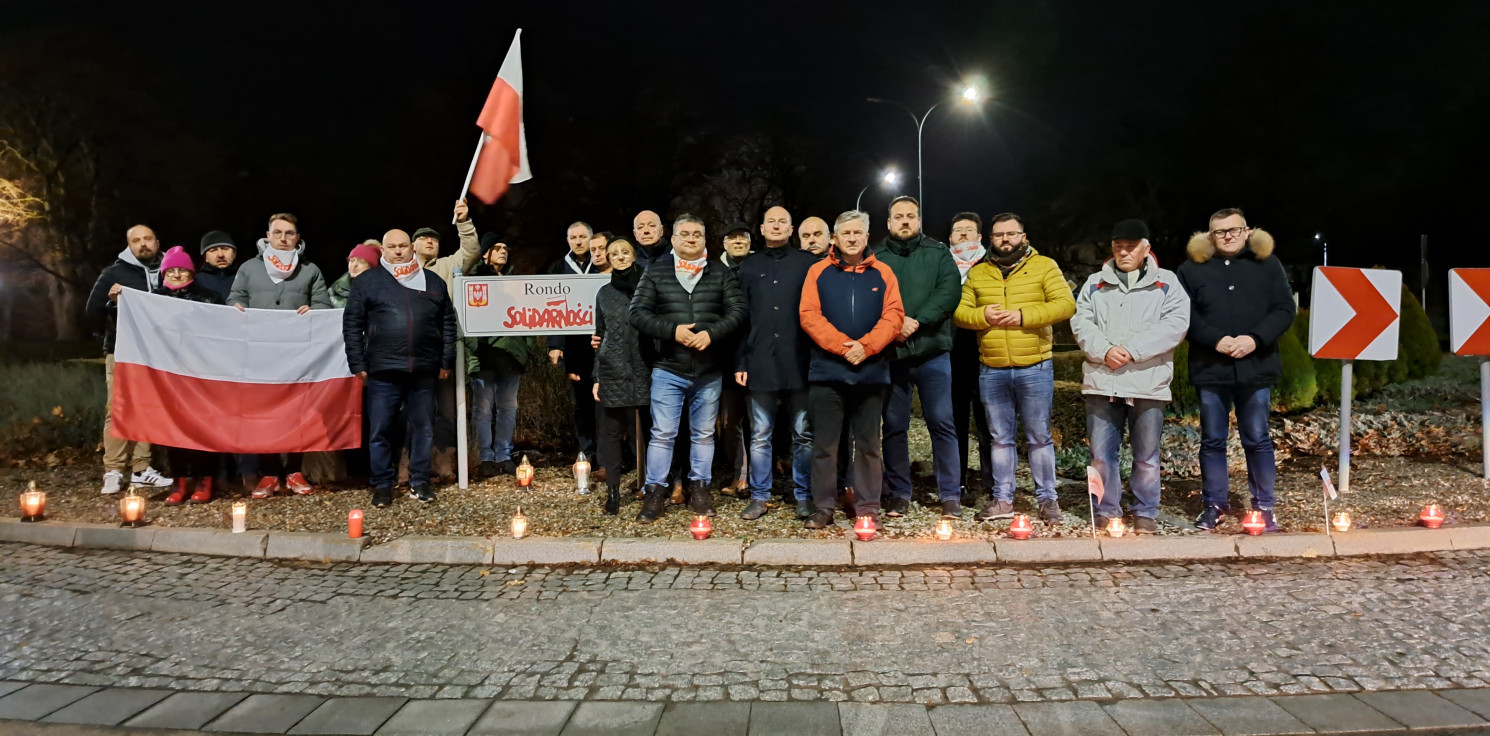 Inowrocław - Na rondzie Solidarności zapłonęły znicze