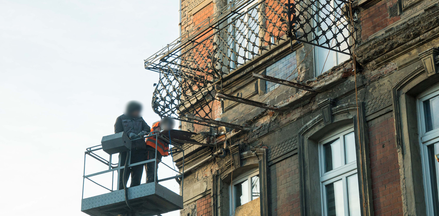 Inowrocław - Rozbierają balkon kamienicy. Utrudnienia dla pieszych i kierowców