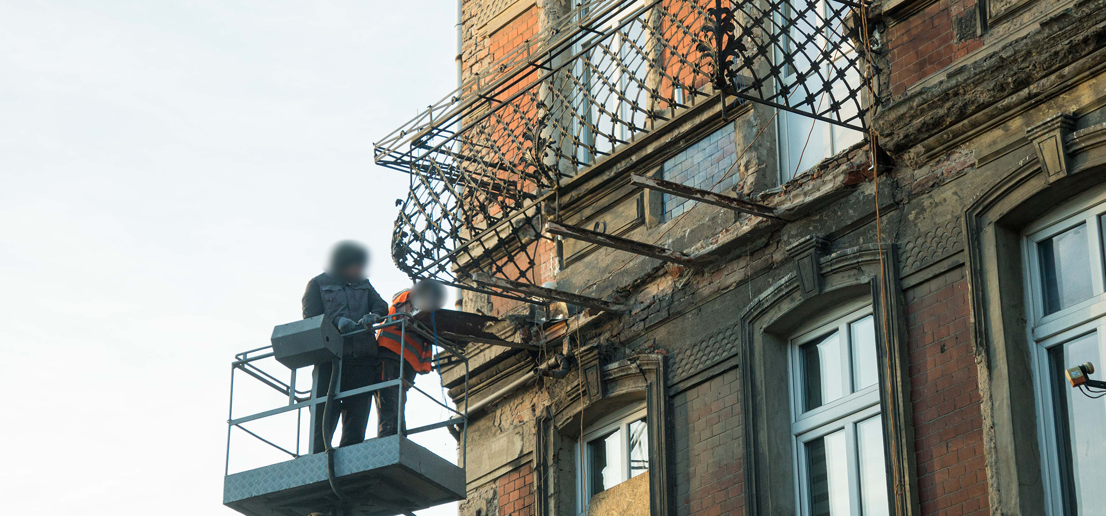 Inowrocław - Rozbierają balkon kamienicy. Utrudnienia dla pieszych i kierowców