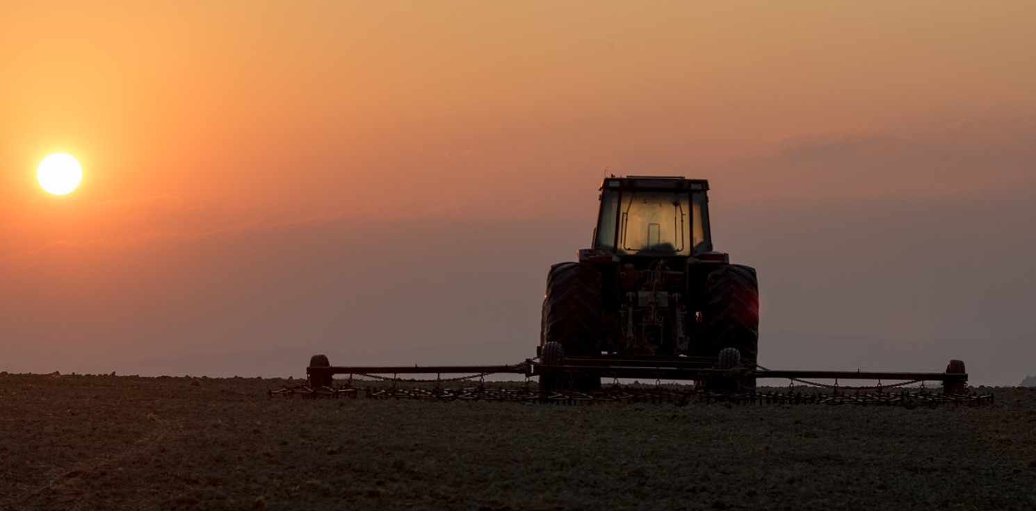 Region - Mężczyzna przygnieciony przez traktor
