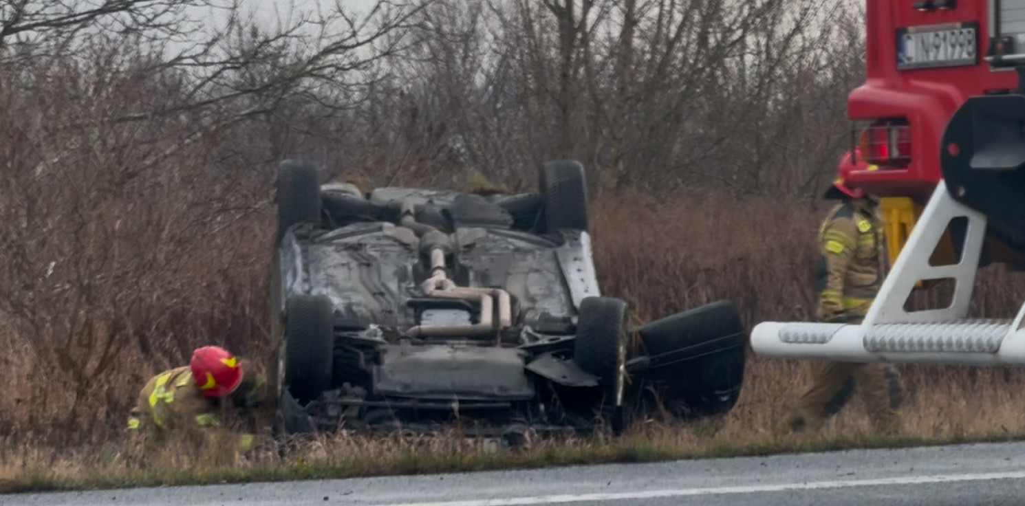 Inowrocław - Na ul. Toruńskiej dachowało auto. Są utrudnienia