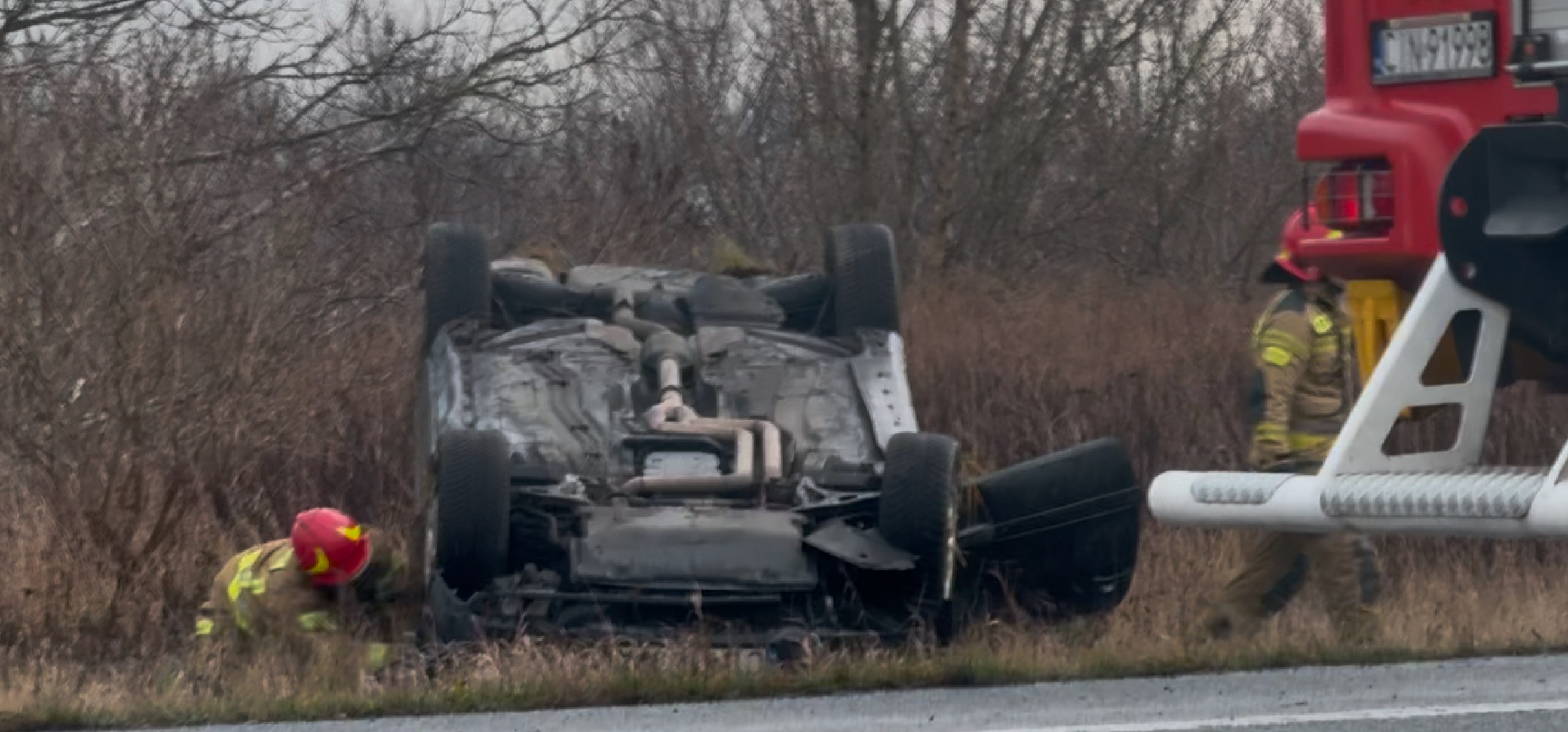 Inowrocław - Na ul. Toruńskiej dachowało auto. Są utrudnienia