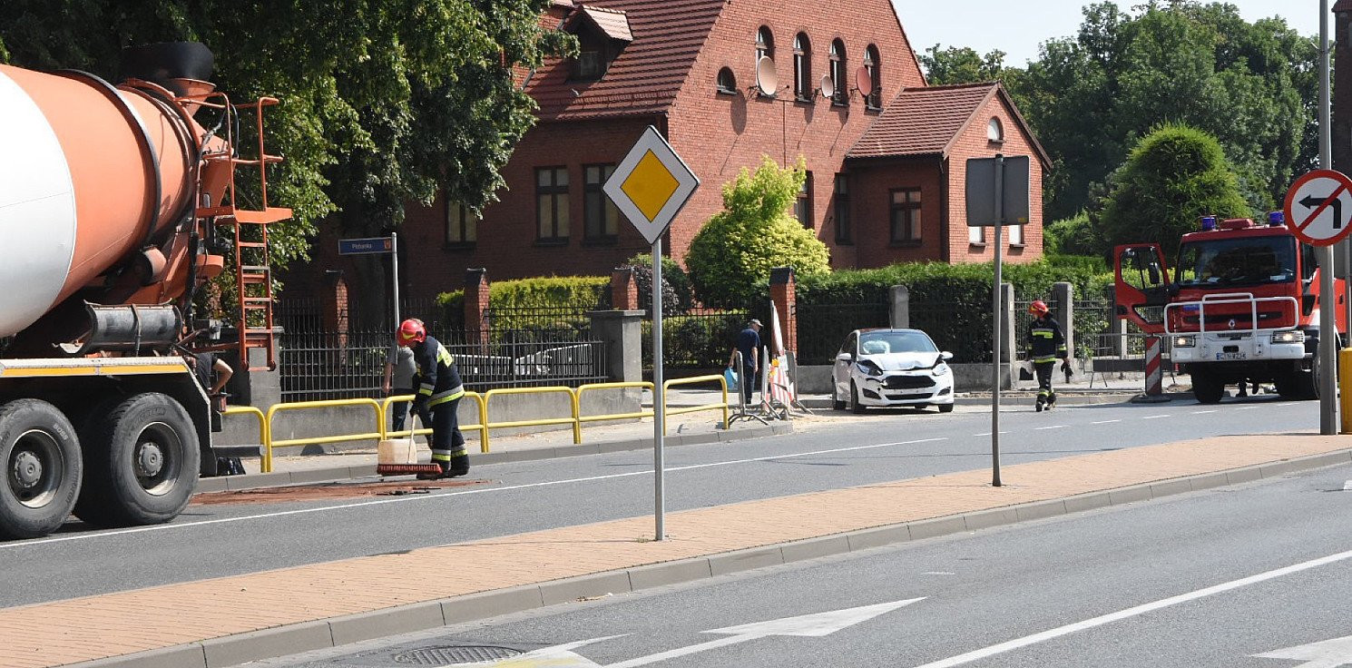 Inowrocław - Na Laubitza ford uderzył w betoniarkę