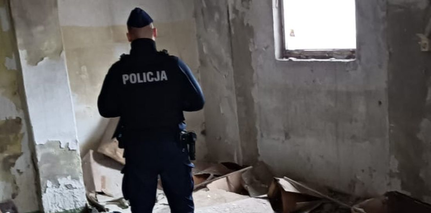 Pakość.online - Policjanci kontrolują pustostany, by pomóc bezdomnym