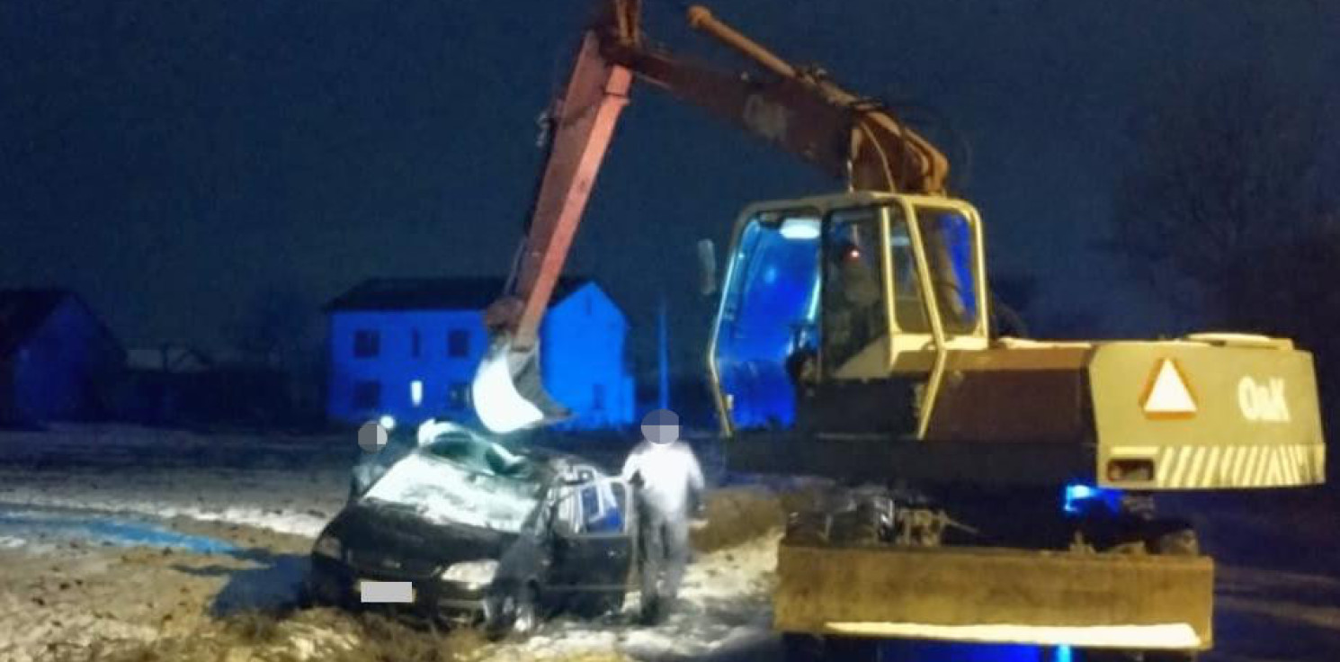 Radziejów - Po dachowaniu forda trzeba było wezwać koparkę
