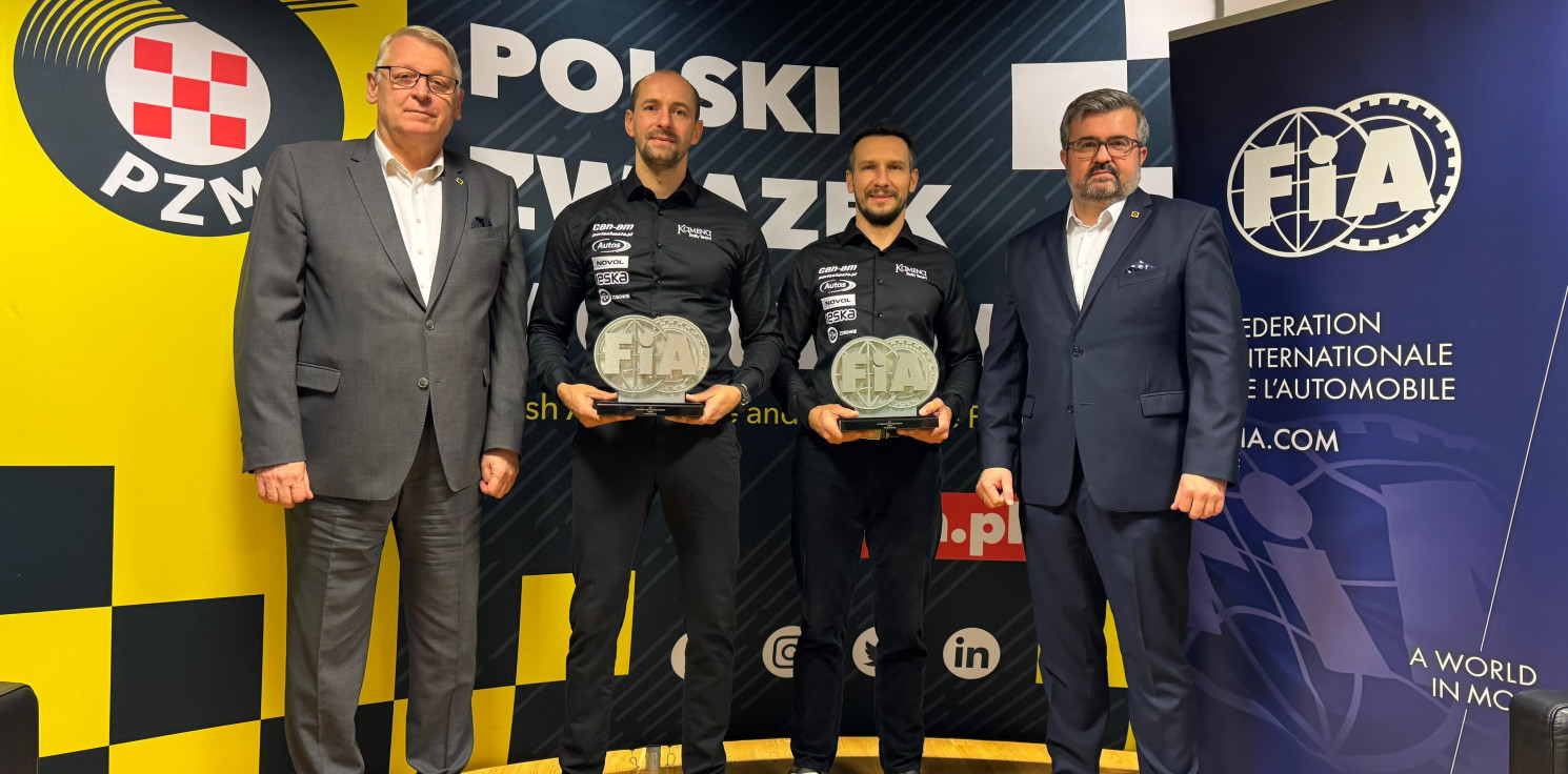 Inowrocław - Zawodnicy Automobilklubu Inowrocławskiego z prestiżowym pucharem