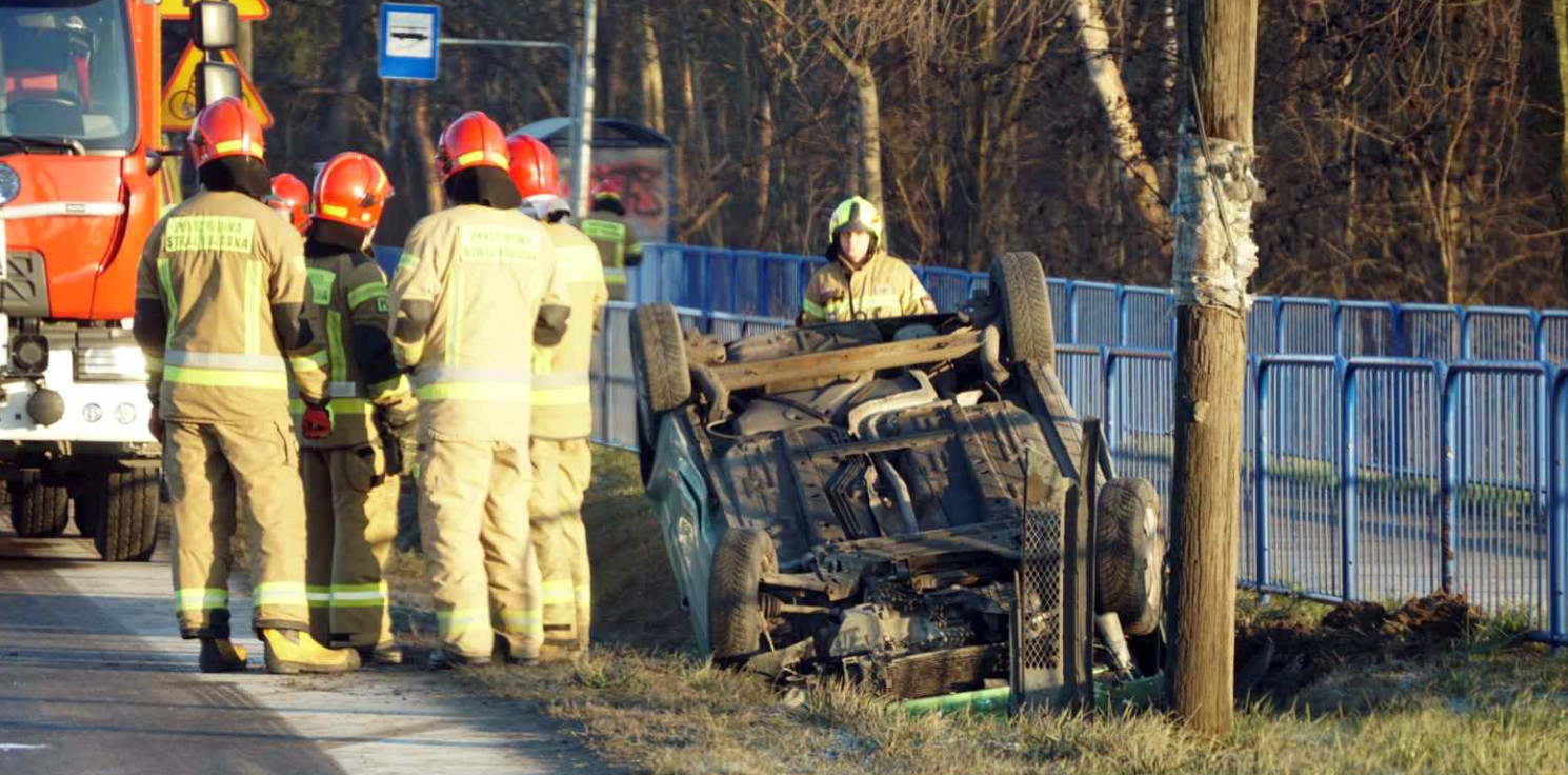 Kruszwica.online - Na drogach bardzo ślisko, w Szarleju dachowało auto