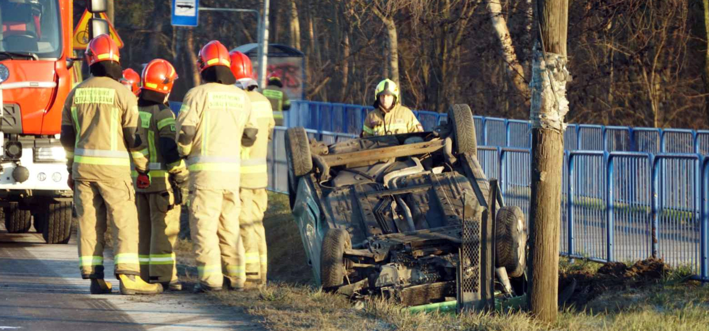 Kruszwica - Na drogach bardzo ślisko, w Szarleju dachowało auto