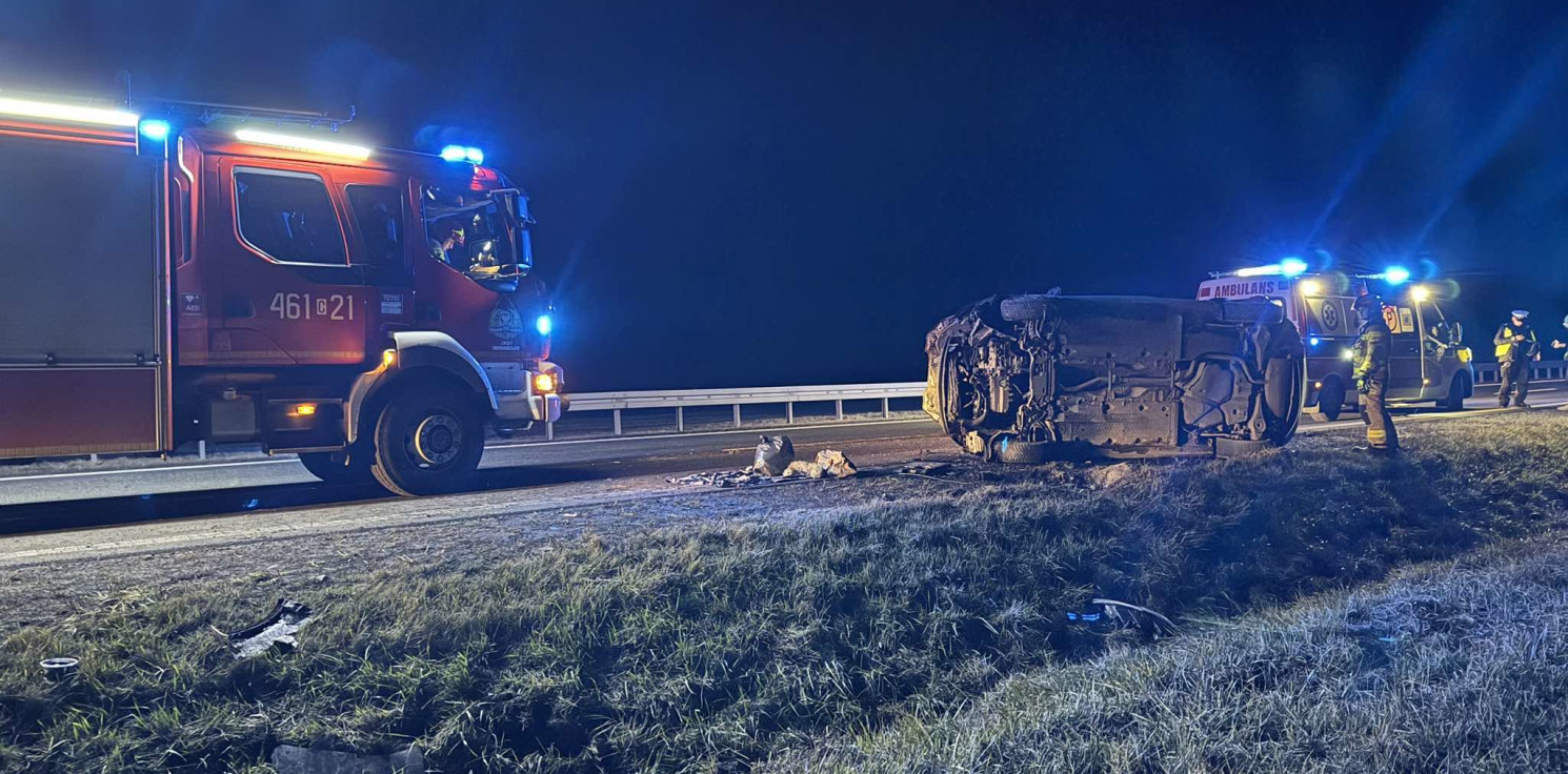 Inowrocław - Wypadek na obwodnicy miasta. Auto przewrócone na bok