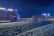 Wypadek na obwodnicy. Auto przewrócone na bok