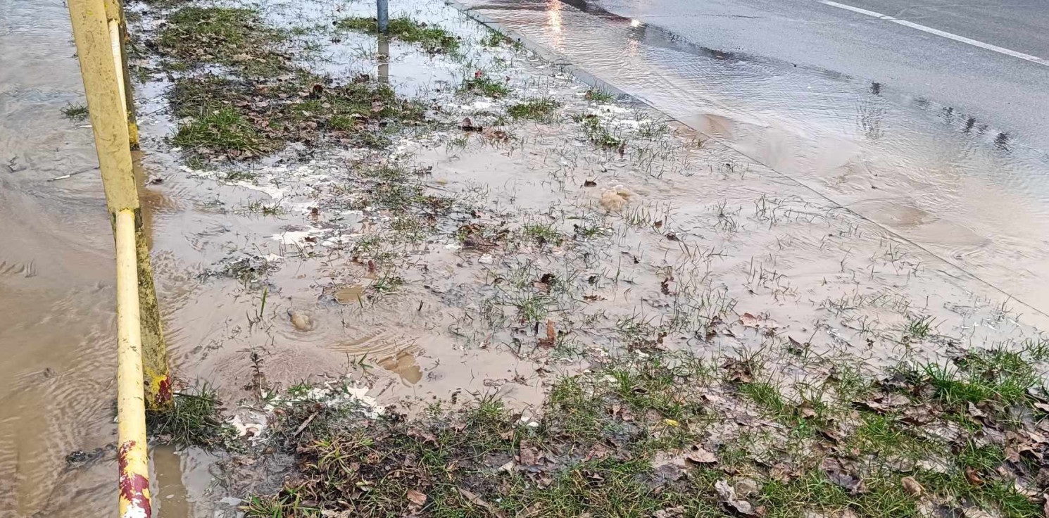 Inowrocław - Awaria na Rąbinie. Woda wylewa się na ulicę