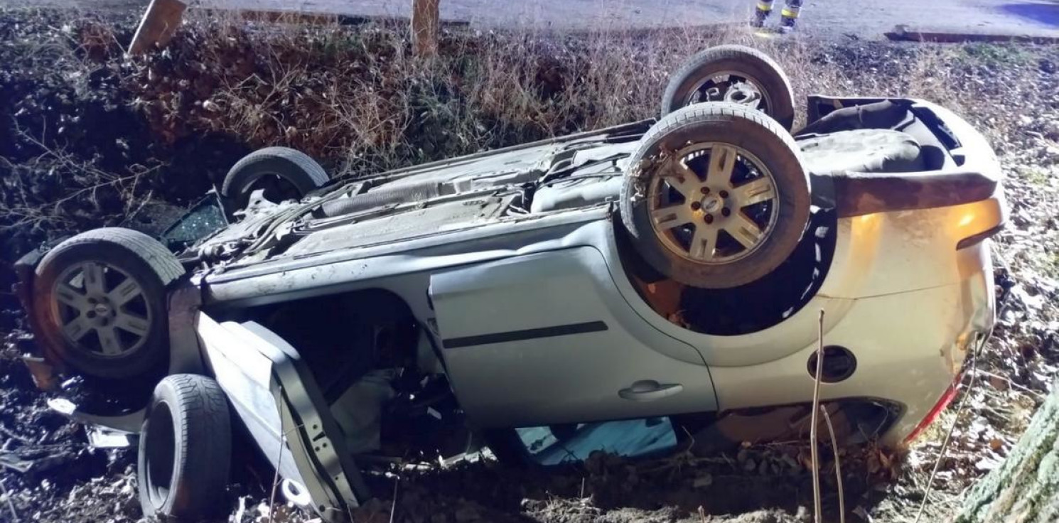 Radziejów - Ford w rowie kołami do góry. Kierowca może pójść do więzienia na 5 lat
