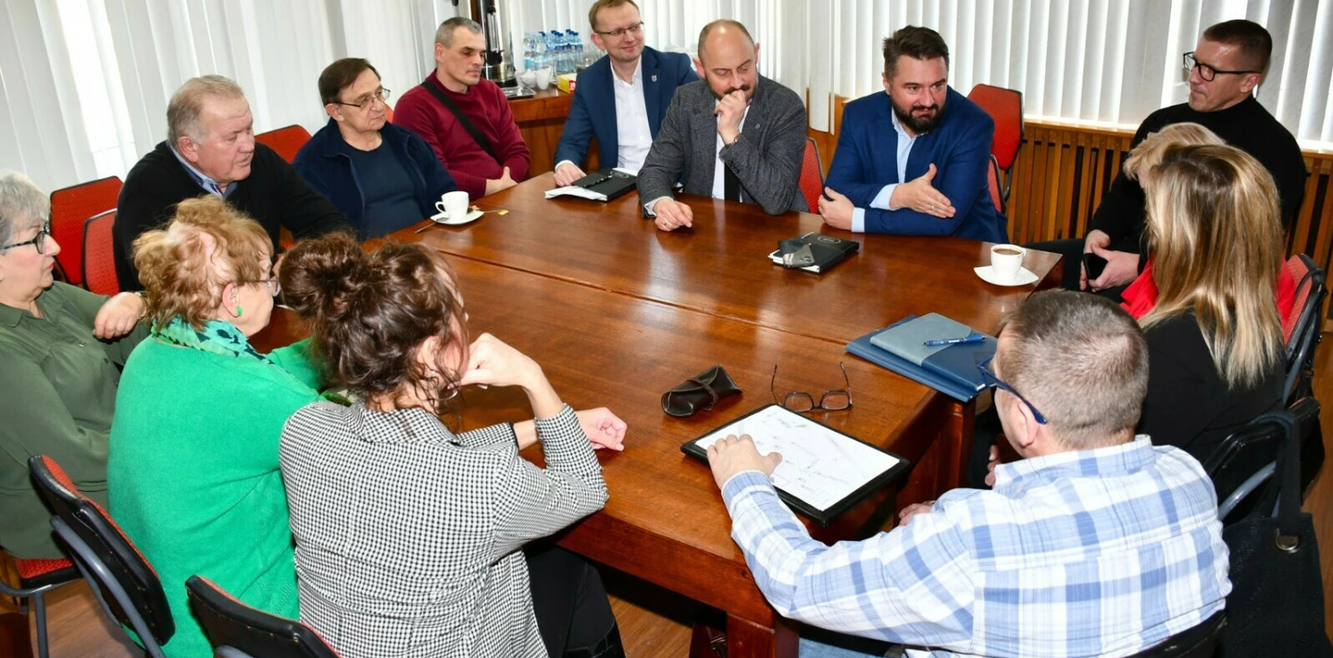Pakość.online - Nowe wiaty śmietnikowe i więcej zieleni na osiedlu przy ul. Mogileńskiej