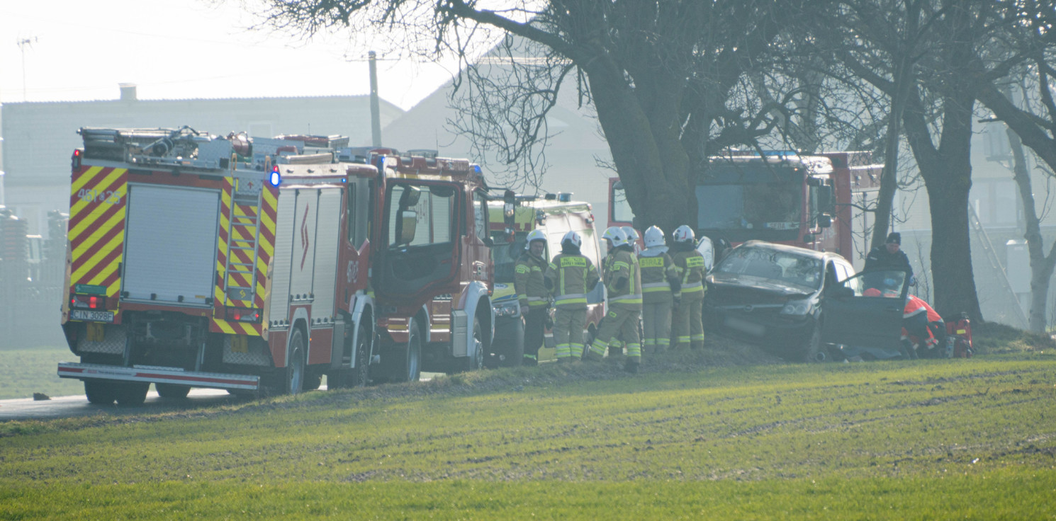 Region - Śmiertelny wypadek pod Inowrocławiem. Auto uderzyło w drzewo
