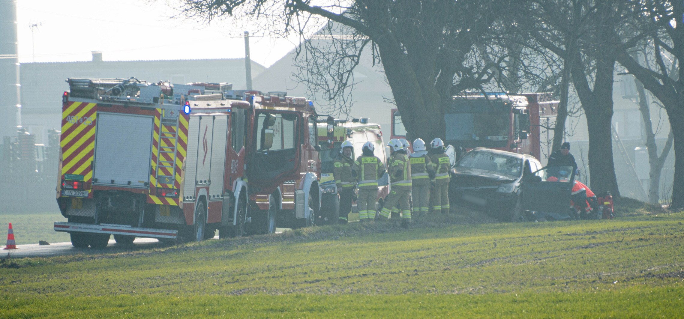 Region - Śmiertelny wypadek pod Inowrocławiem. Auto uderzyło w drzewo