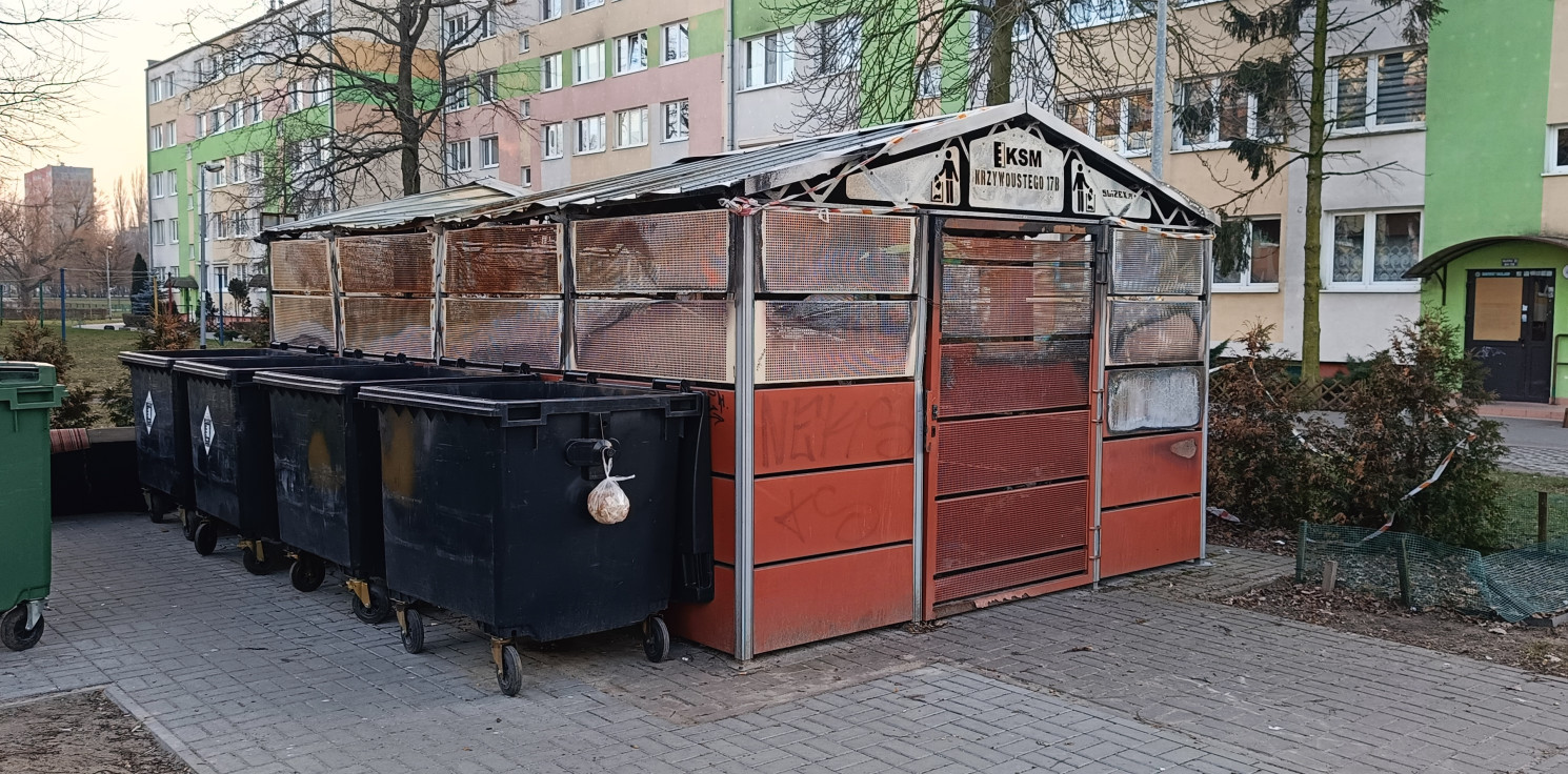 Inowrocław - Kiedy wymienią spaloną wiatę przy Krzywoustego 17?