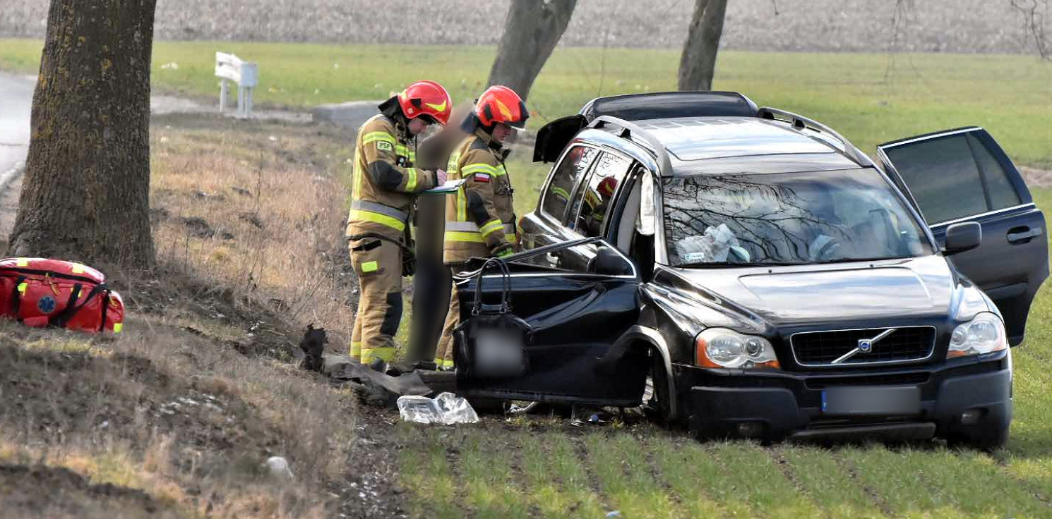 Inowrocław - Auto wypadło z drogi, jedna osoba poszkodowana