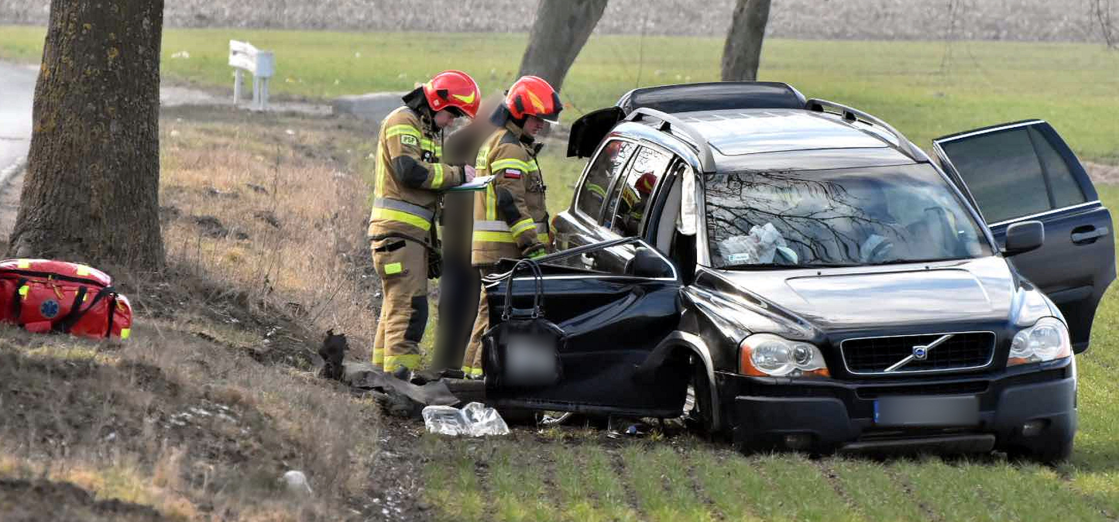 Inowrocław - Auto wypadło z drogi, jedna osoba poszkodowana