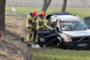 Auto wypadło z drogi, jedna osoba poszkodowana