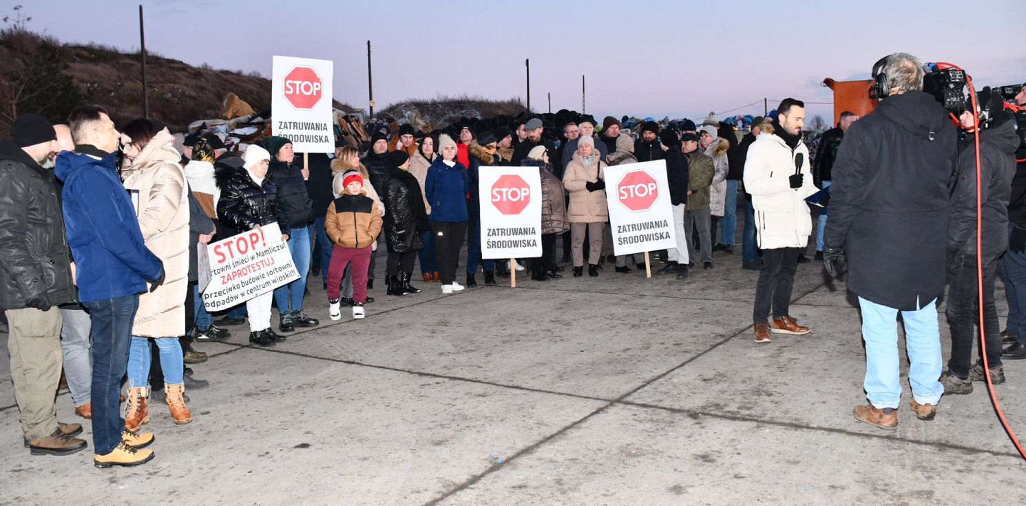 Pakość.online - Telewizyjna ekipa przyjechała do Giebni. Na miejscu pojawili się protestujący z Mamlicza i Jaksic