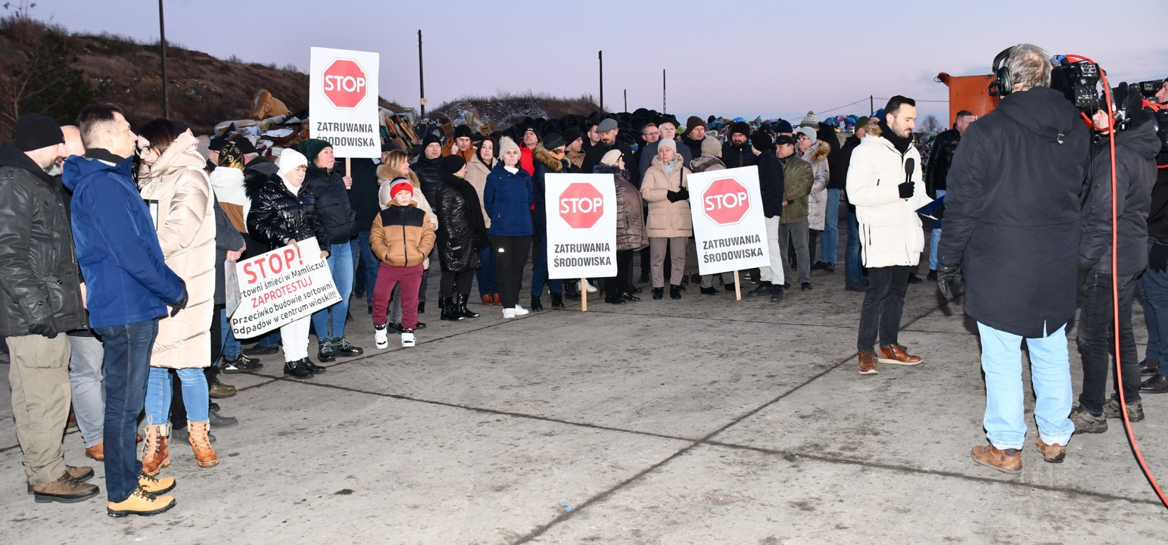 Pakość - Telewizyjna ekipa przyjechała do Giebni. Na miejscu pojawili się protestujący z Mamlicza i Jaksic