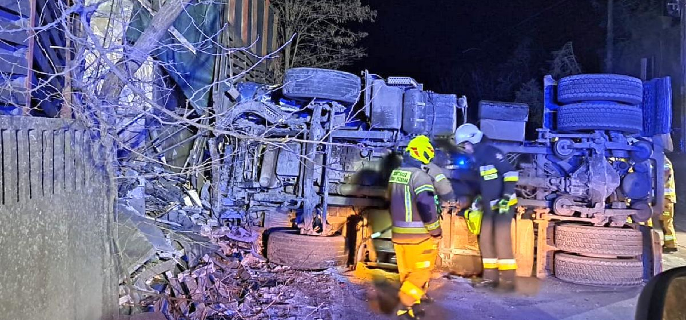 Region - Kierowca TIR-a zasnął za kierownicą. Ciężarówka na boku